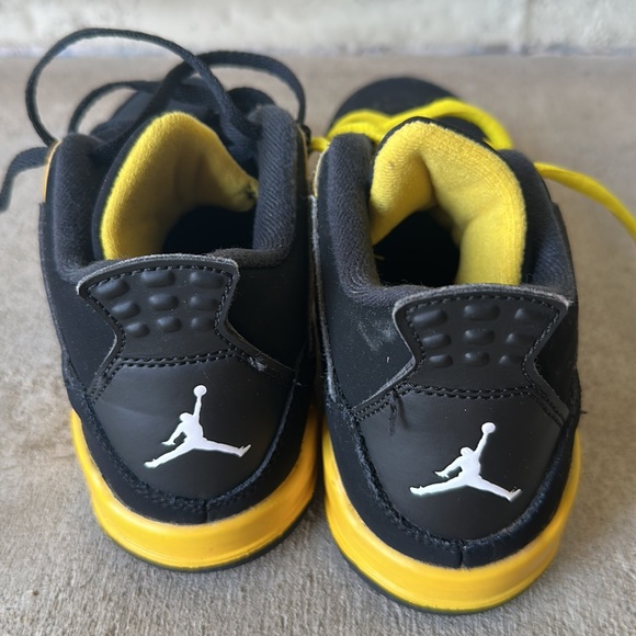 Jordan’s 4 Retro Thunder Shoes
Good condition
Boys Size 3Y - Picture 5 of 6